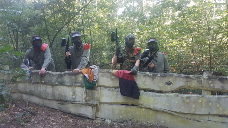 Paintball luxe groep bij de vlag