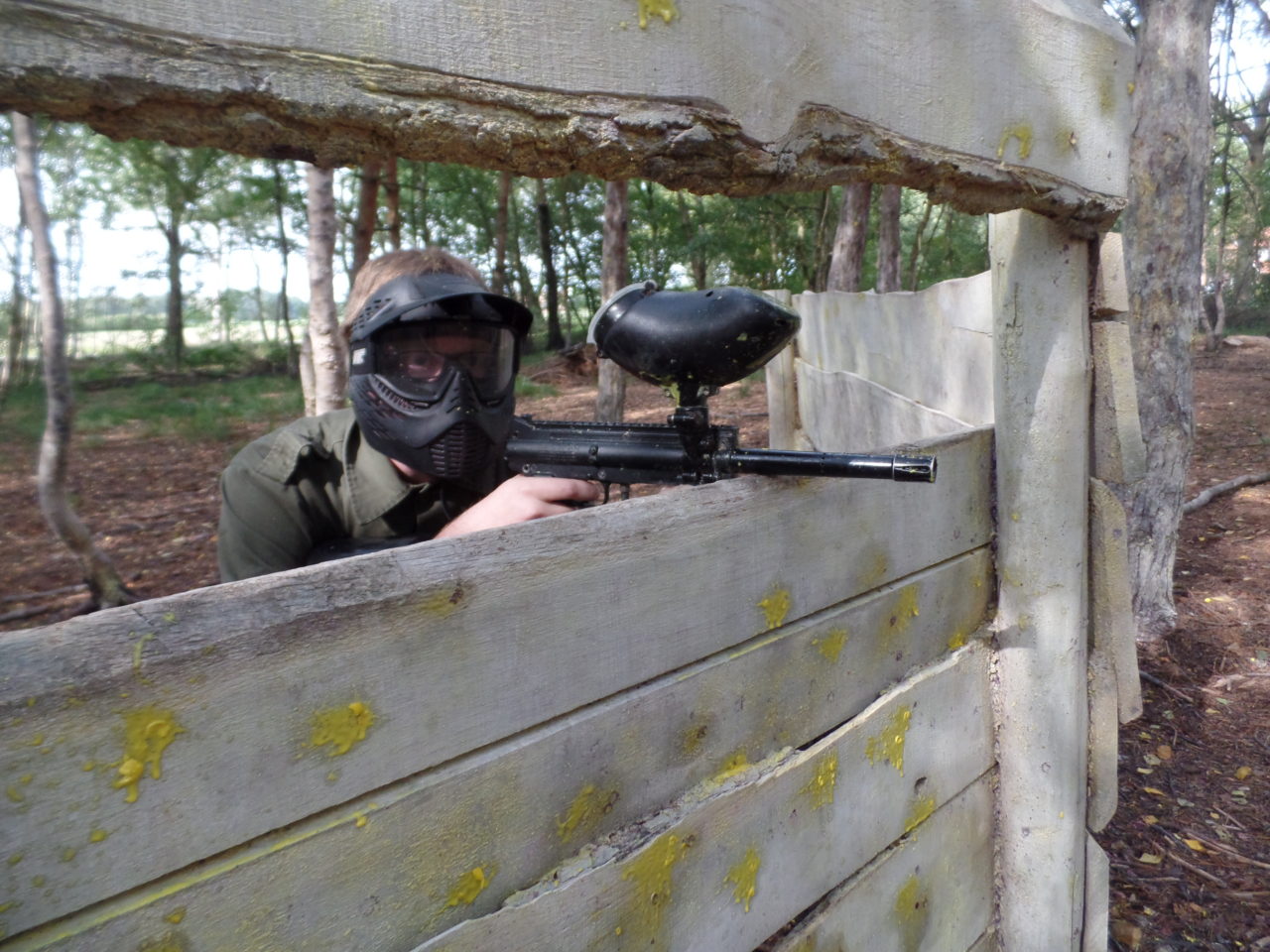 Paintballer in het midden van de strijd in Enschede