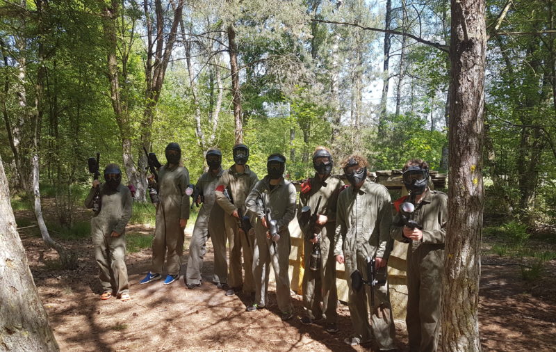 Paintball groep staat klaar om te beginnen