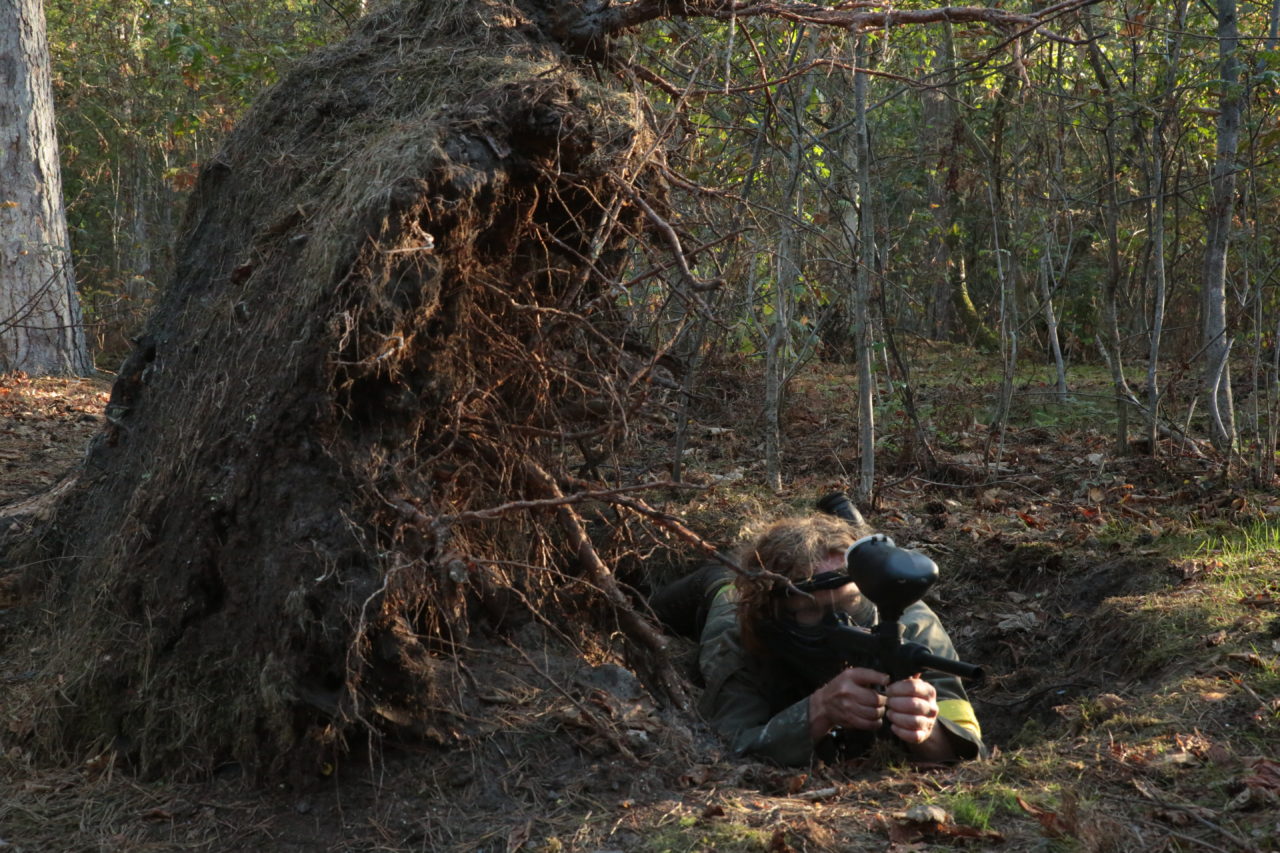 Paintballer ligt onder boom oldenzaal