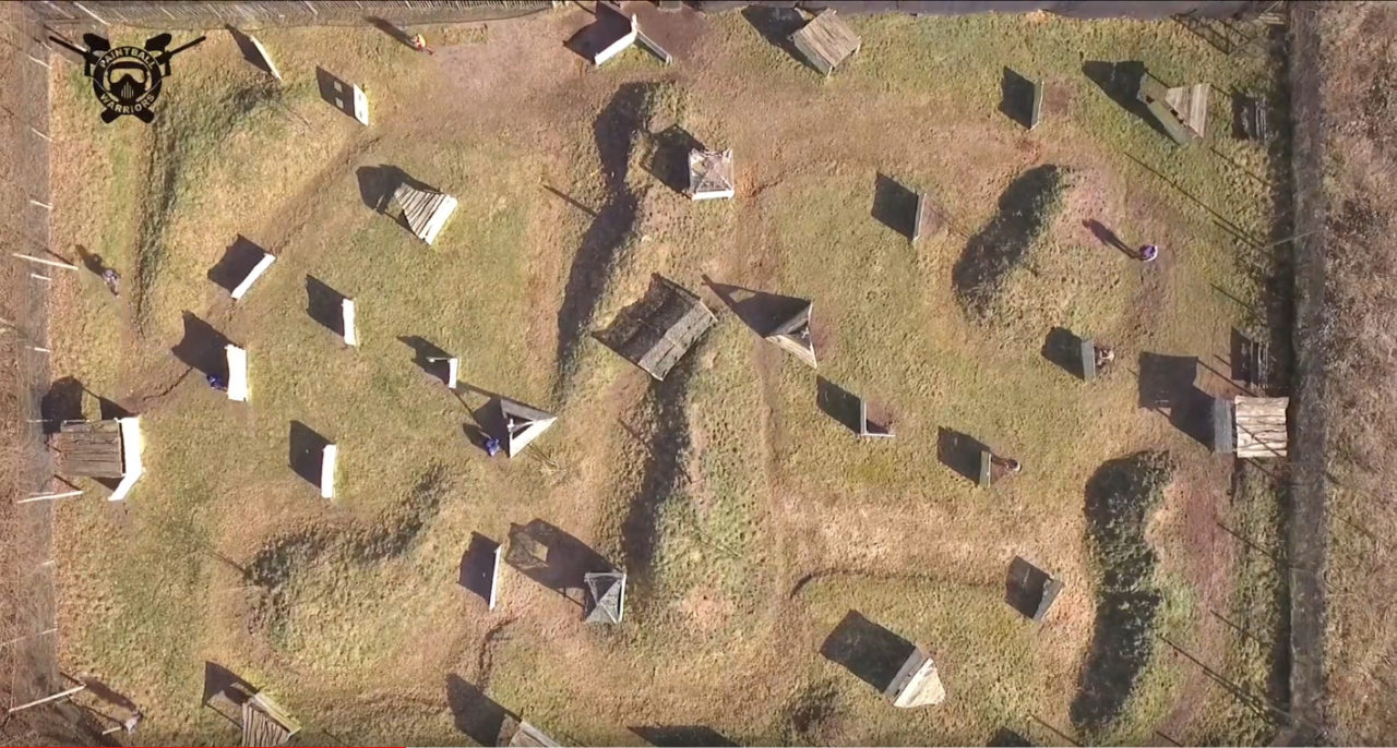 Dronefoto speedballveld van boven