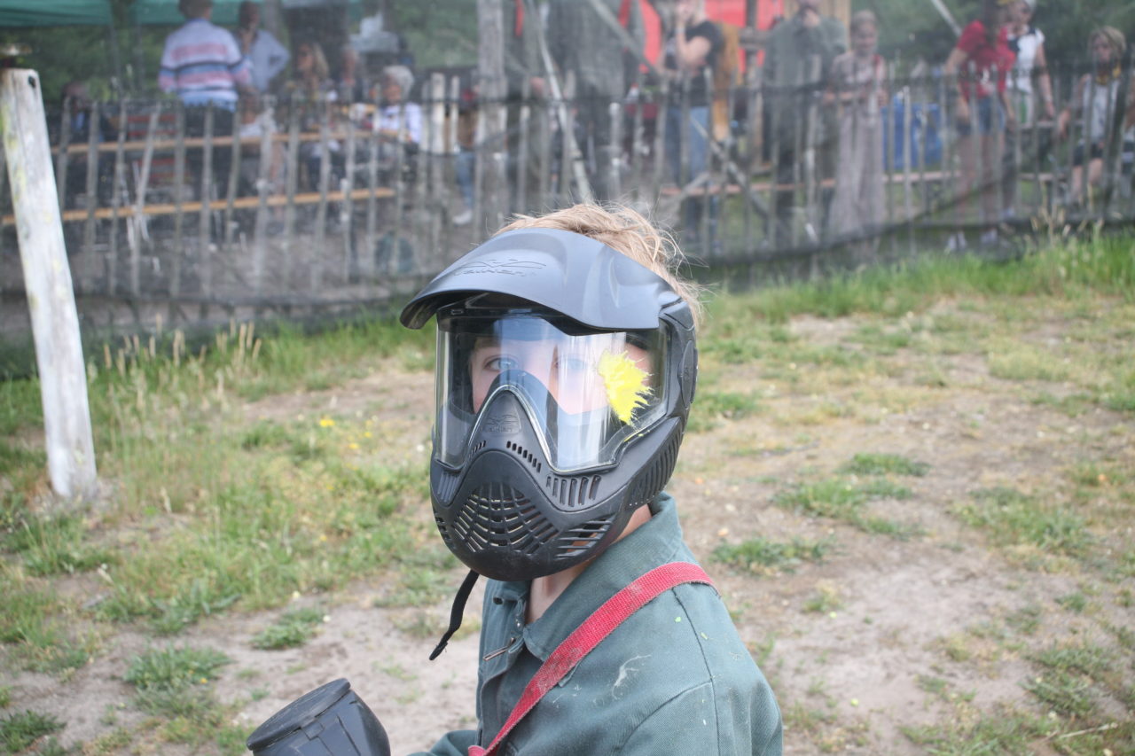 Jongen is op zijn masker geraakt