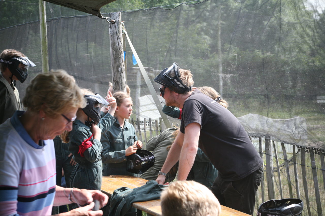 Meisjes krijgen uitleg over kinderpaintball in Enschede