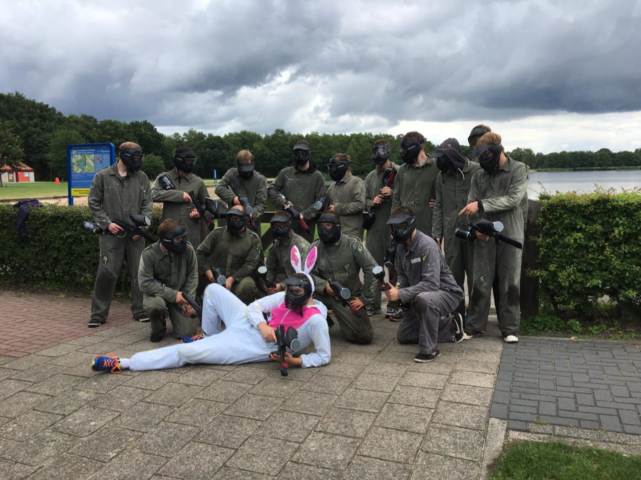 Groepsfoto van een paintball vrijgezellenfeestje