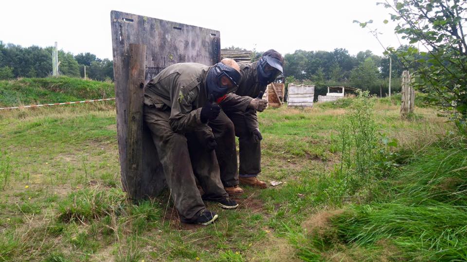 Vrijgezellenfeest speelt een paintball jackass game