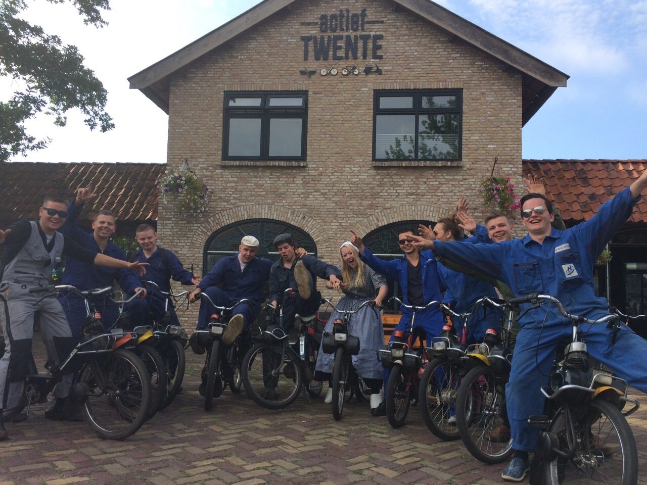 Vrijgezellenfeest solex rijden bij actief twente