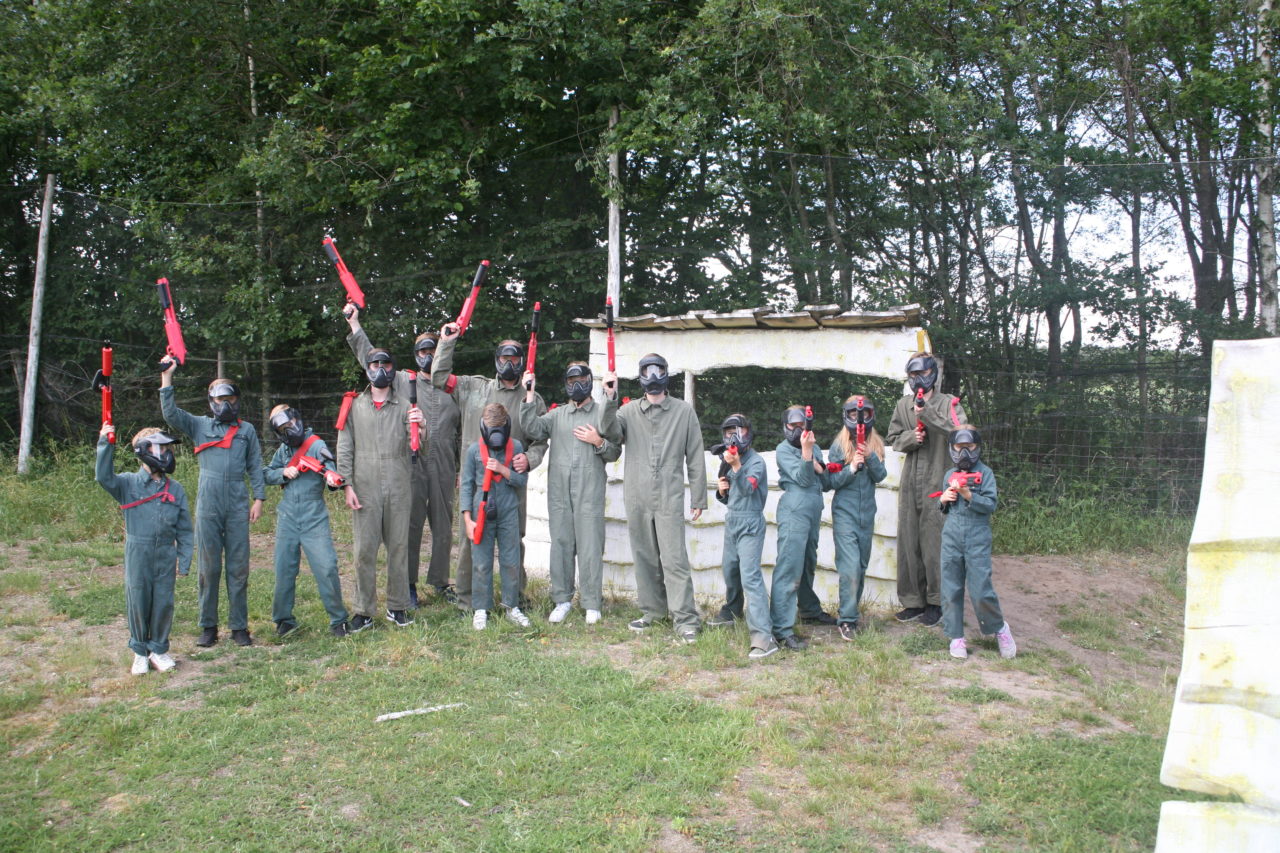 Team poseert voor groepsfoto tijdens een teamuitje