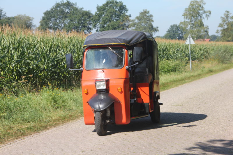 Tuktuk rijd naar oldenzaal voor een vrijgezellenfeest