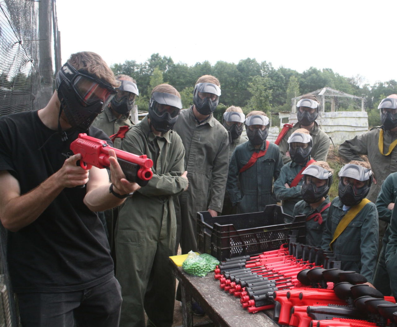 Instructeur legt uit hoe kinderpaintball guns werken