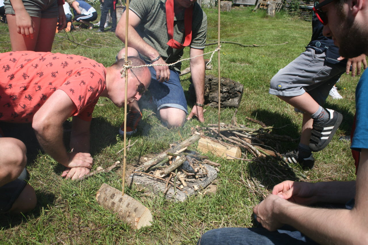 Team doet de vuurproef op een survival teambuilding