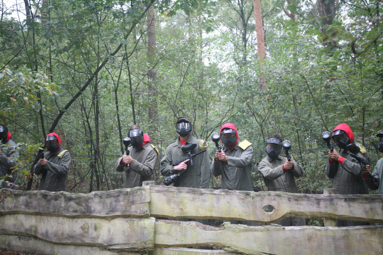 Groep staar klaar om te paintballen in oldenzaal