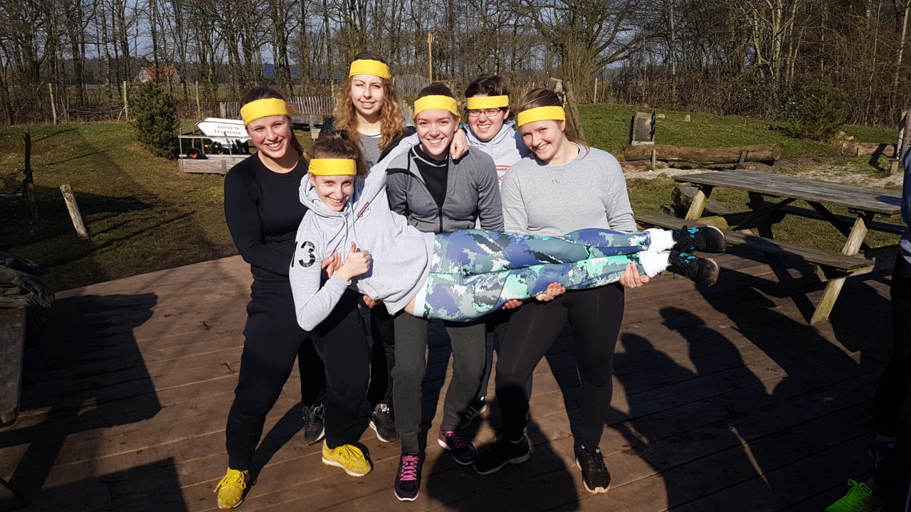 Winnende team van survival teambuilding poseert voor een foto