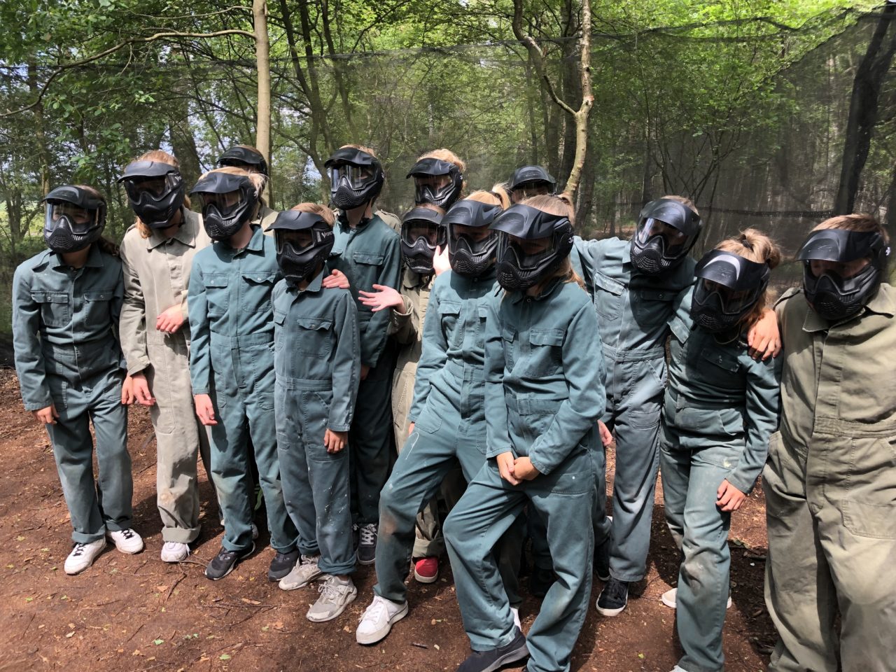 Groep staat klaar om te beginnen aan een paintball kinderfeestje