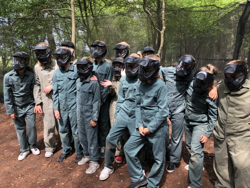 Groep staat klaar om te beginnen aan een paintball kinderfeestje