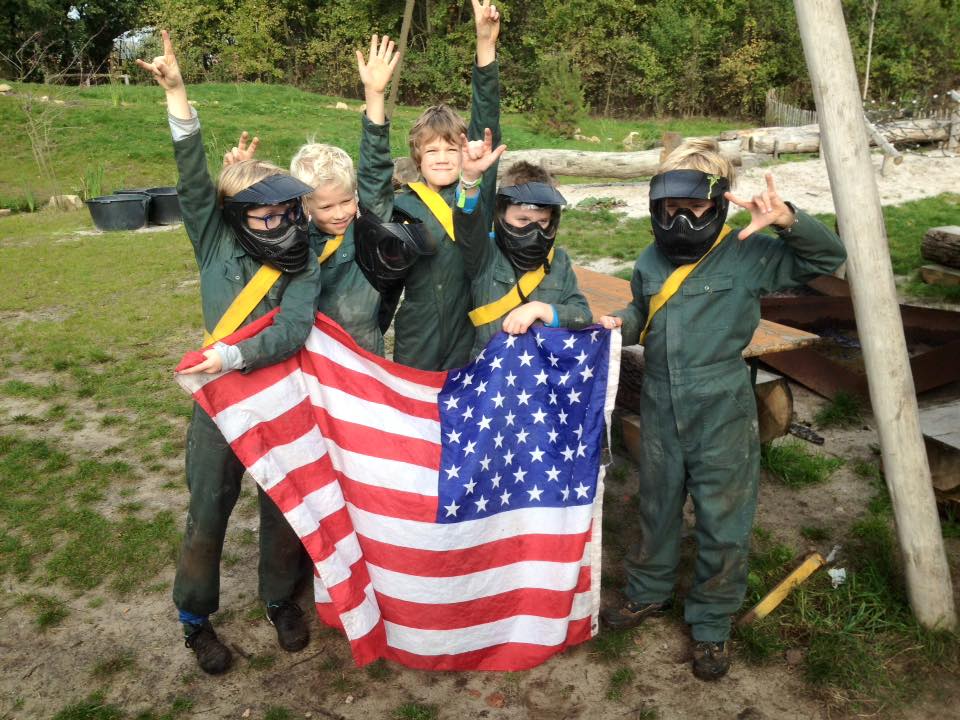 Paintball kids houden amerikaanse vlag vast