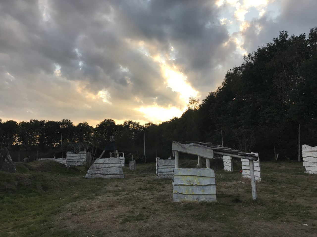 De zon gaat onder bij het paintballveld