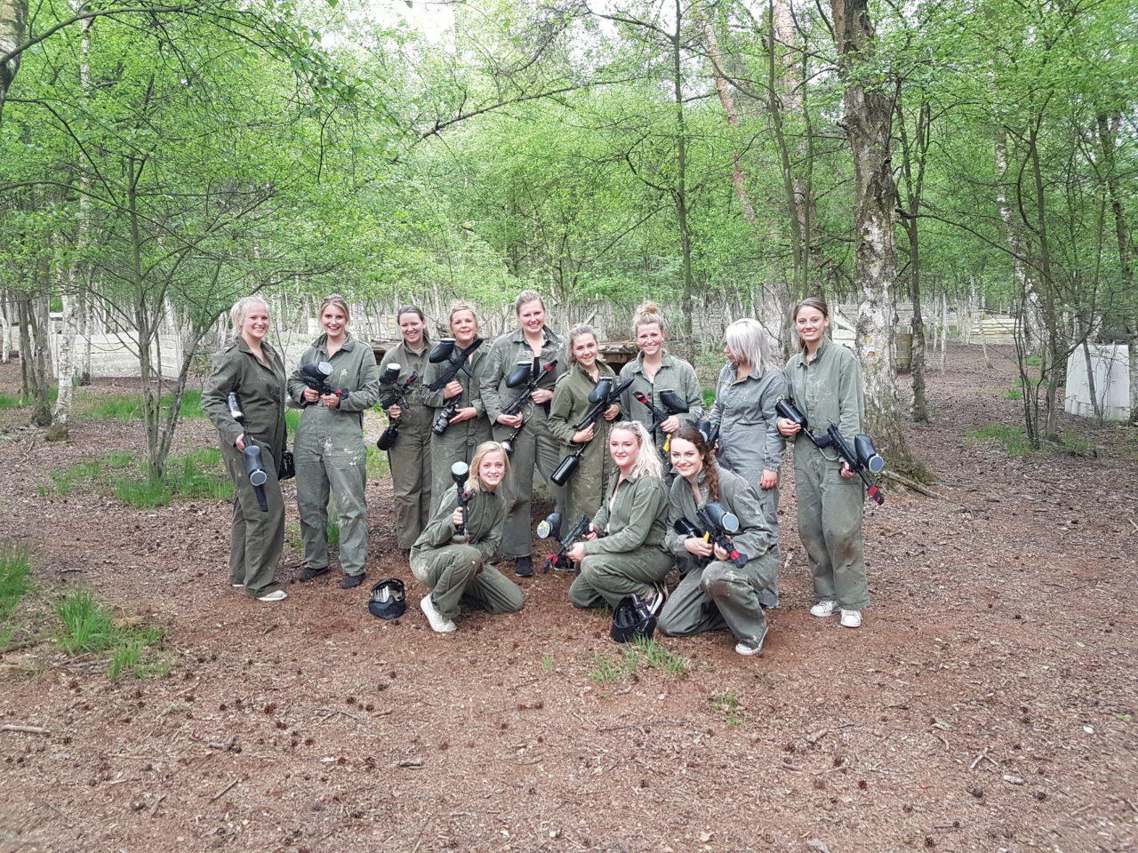 Collega dames vieren paintball bedrijfsfeest