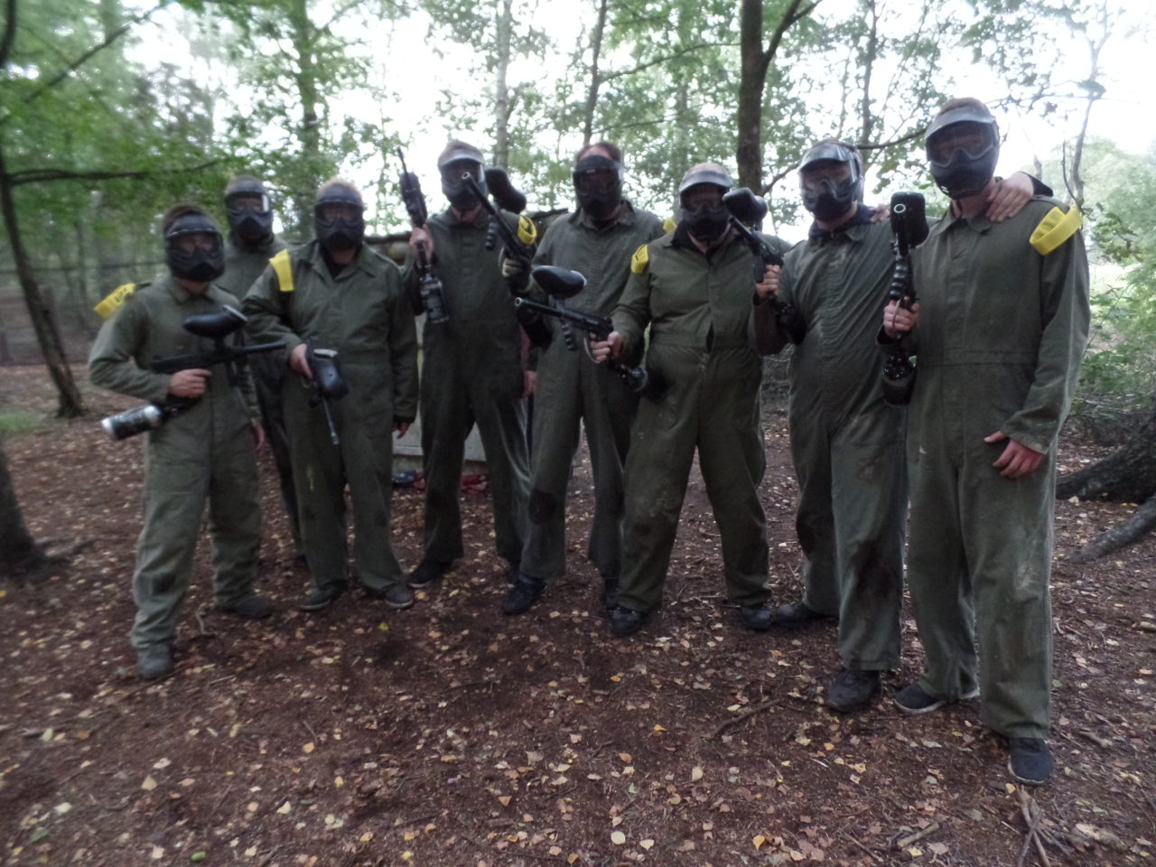 Paintball team geel poseert voor de basis