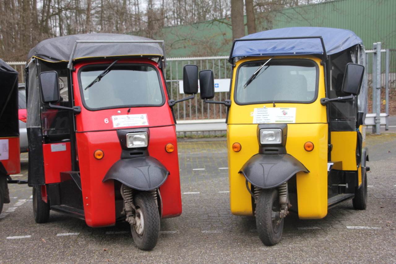Gele en rode Tuktuk naast elkaar
