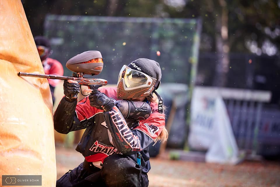 Speelster van Paintball Warriors in gevecht