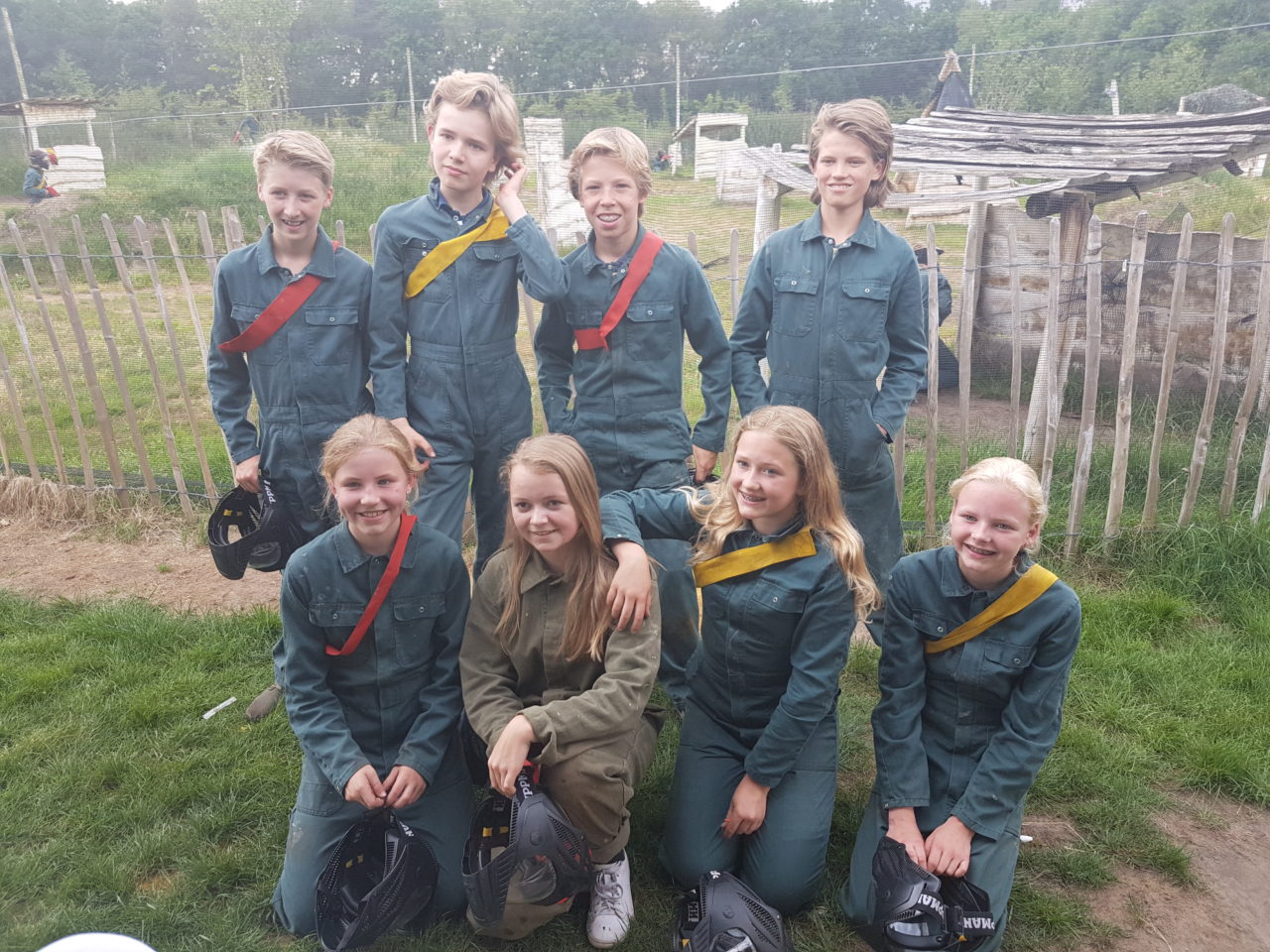 Jongens en meisjes gaan op de foto na Kinderpaintball