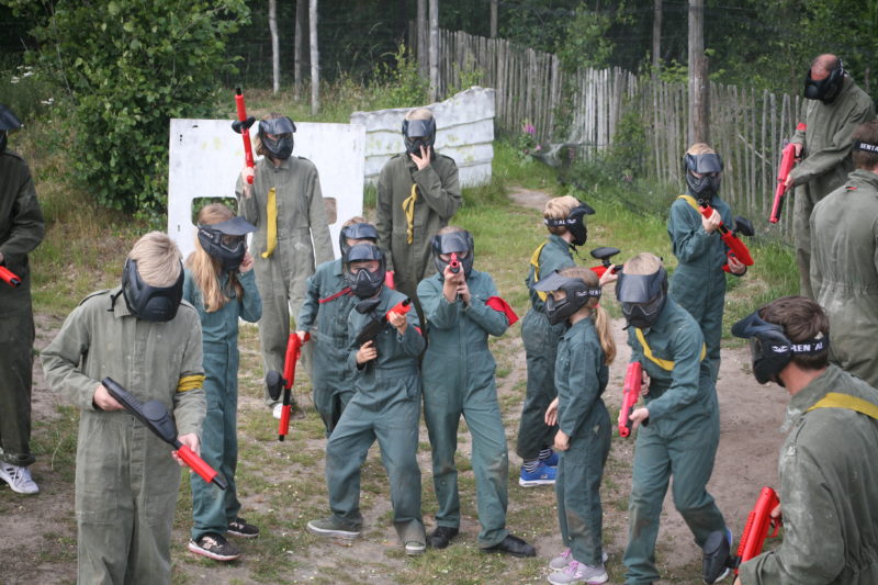 Grote groep paintball kinderen poseert voor foto