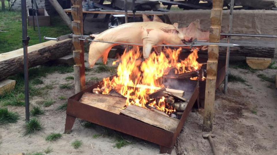 Foto van een varken aan het spit