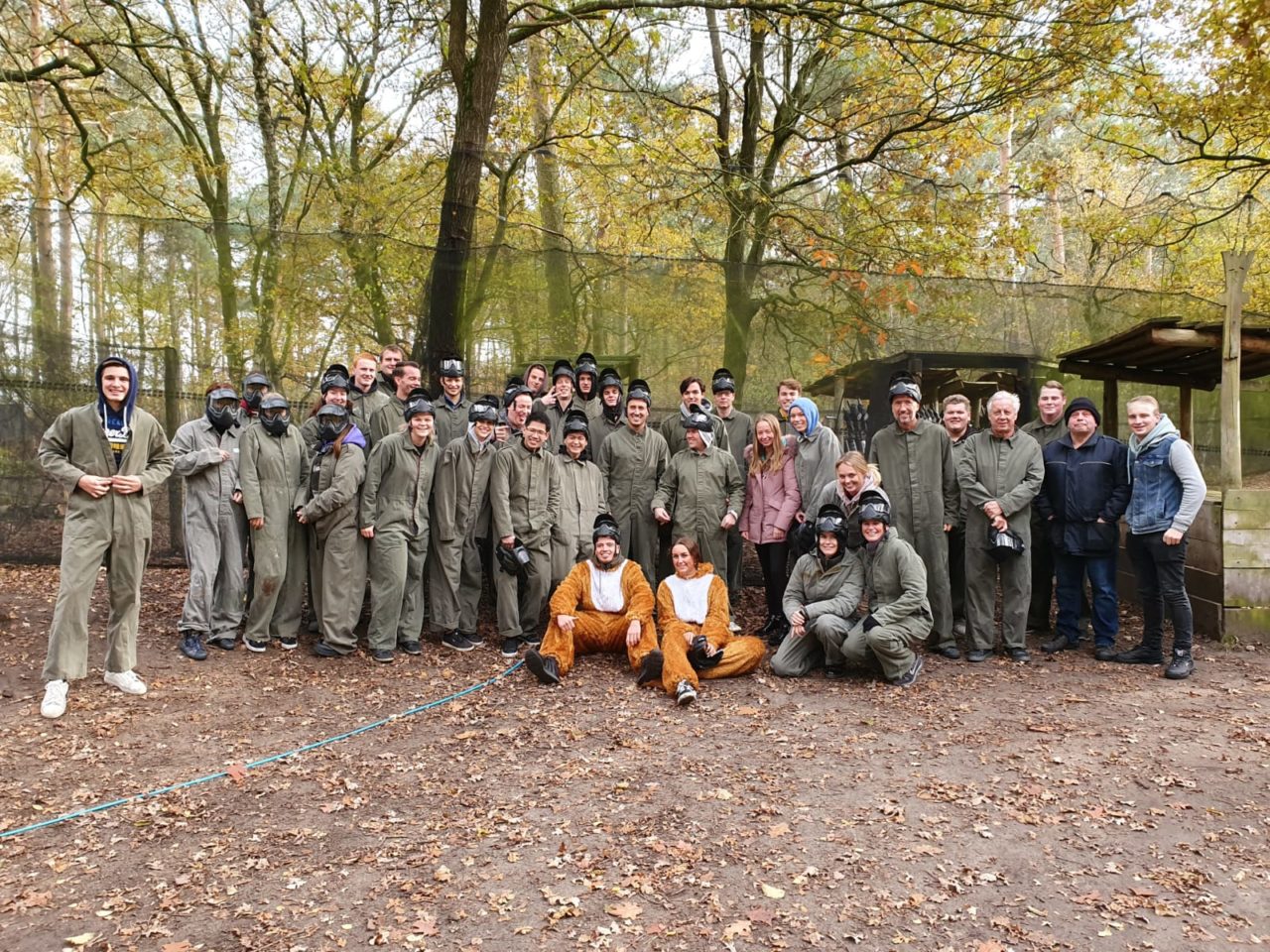 Bedrijfsfoto na een paintball bedrijfsfeest