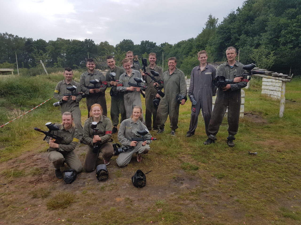 Groepje dames speelt paintball light