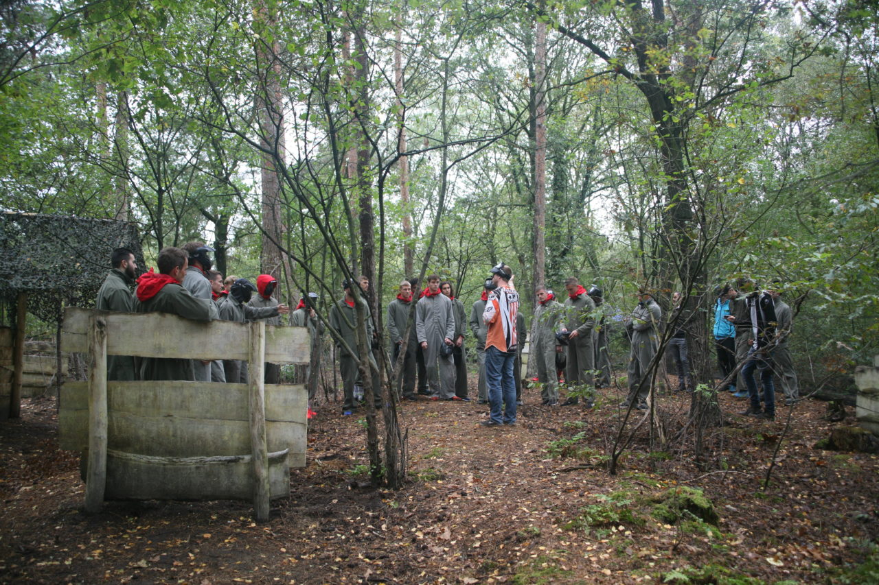 Twente selectie krijgt paintball uitleg