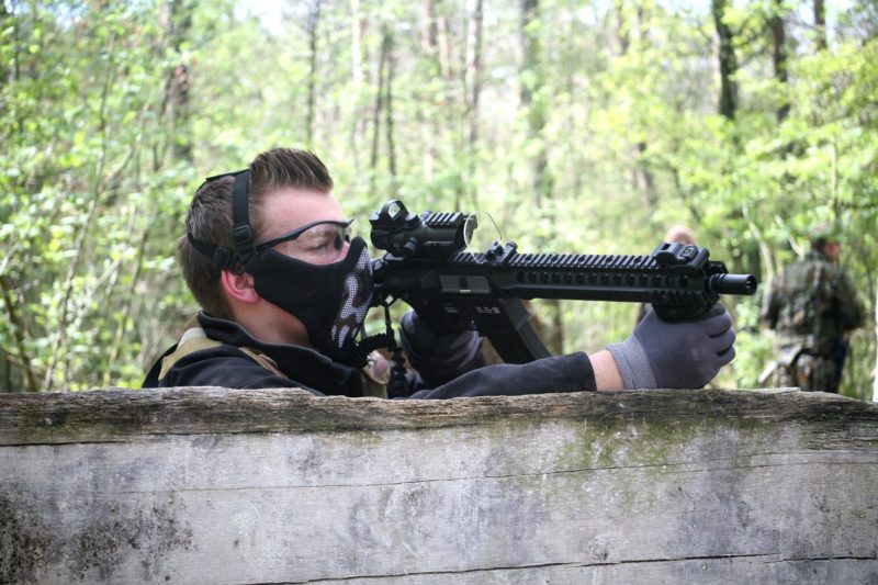 Airsoft speler op het airsoftveld oldenzaal