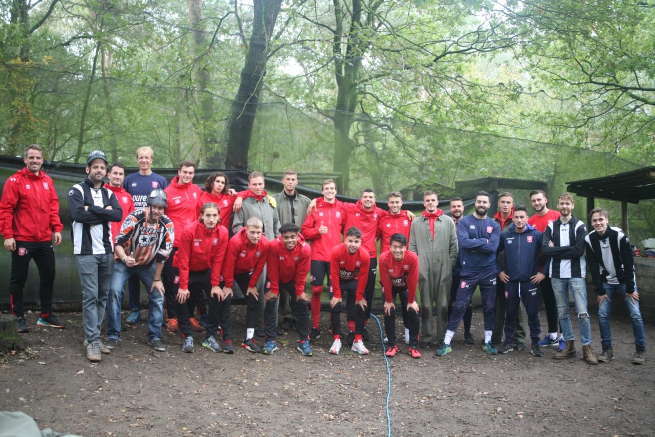 Groepsfoto selectie Fc Twente paintball bij paintball warriors