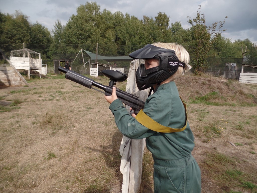 Jongen speelt kinderpaintball in Enschede